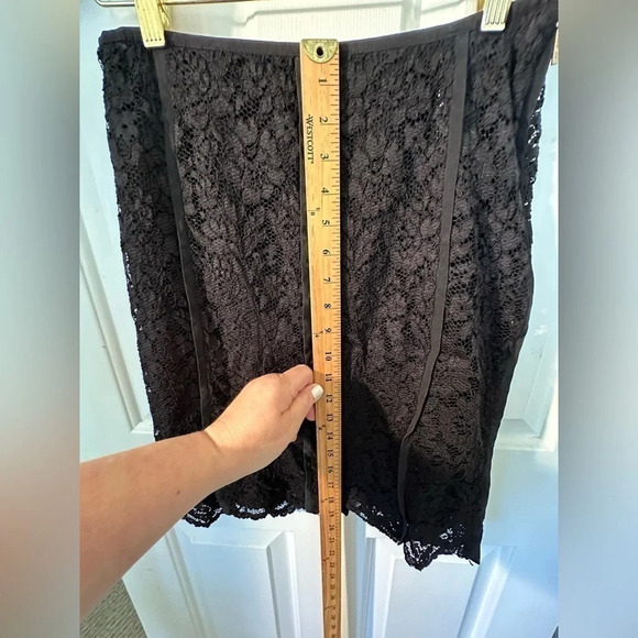 TORY BURCH Size 2 BLACK Everett Lace Pencil Skirt Silk Lining Mini Scalloped Hem - Picture 11 of 13